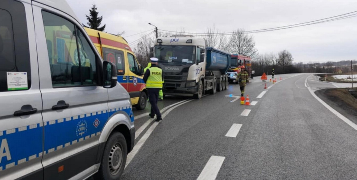 Wypadek na DK9 w Klimontowie. Zderzenie ciężarówki z autem osobowym
