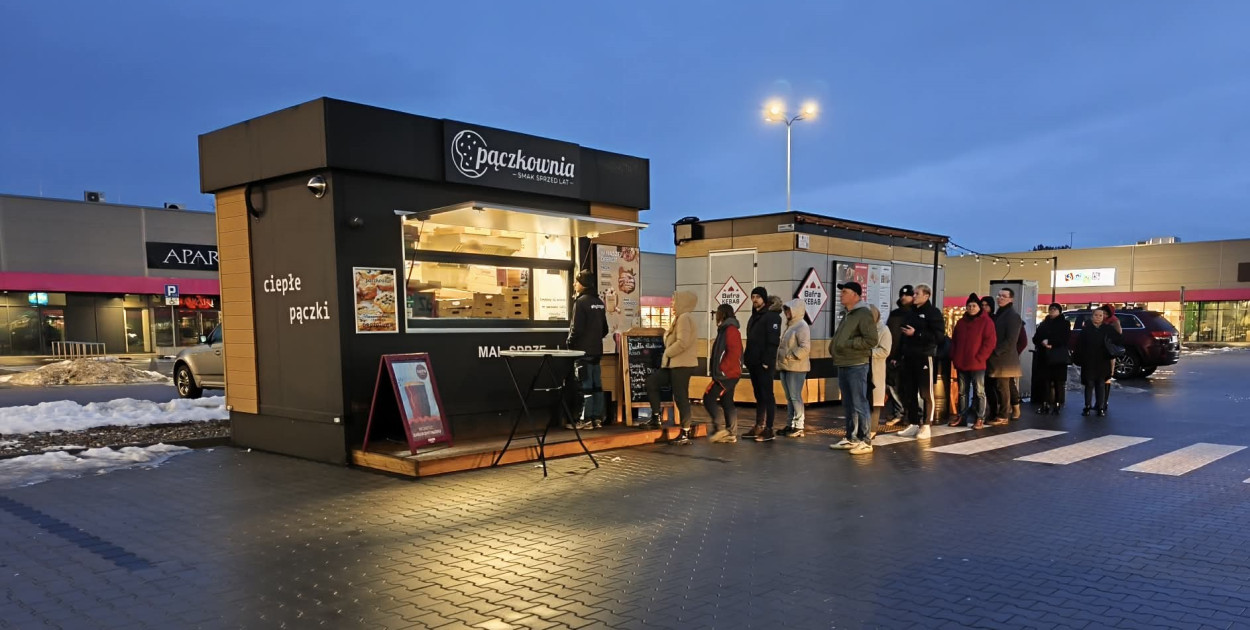 Tłusty czwartek w Tarnobrzegu. Od rana kolejki po pączki [ZDJĘCIA]