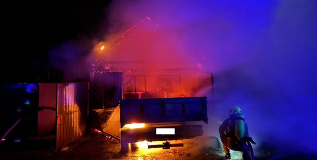 Nocny pożar pod Staszowem. Spłonął garaż i stojące w nim auto [ZDJĘCIA]