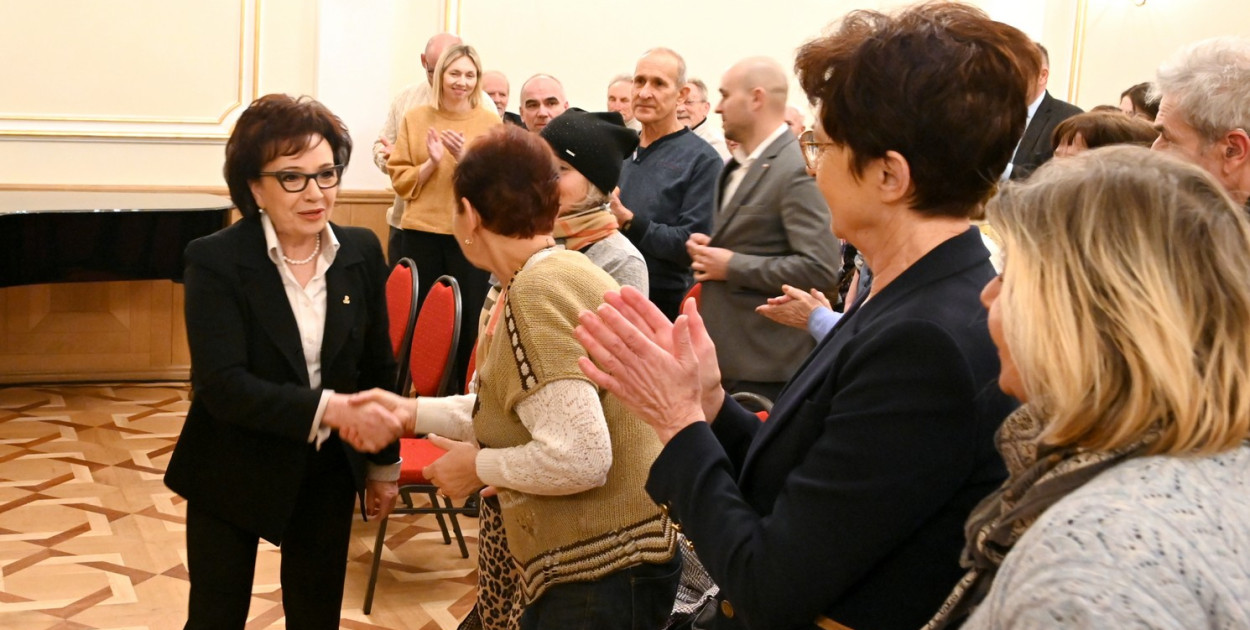 Posłanki PiS Elżbieta Witek i Ewa Leniart na Walentynki w Tarnobrzegu