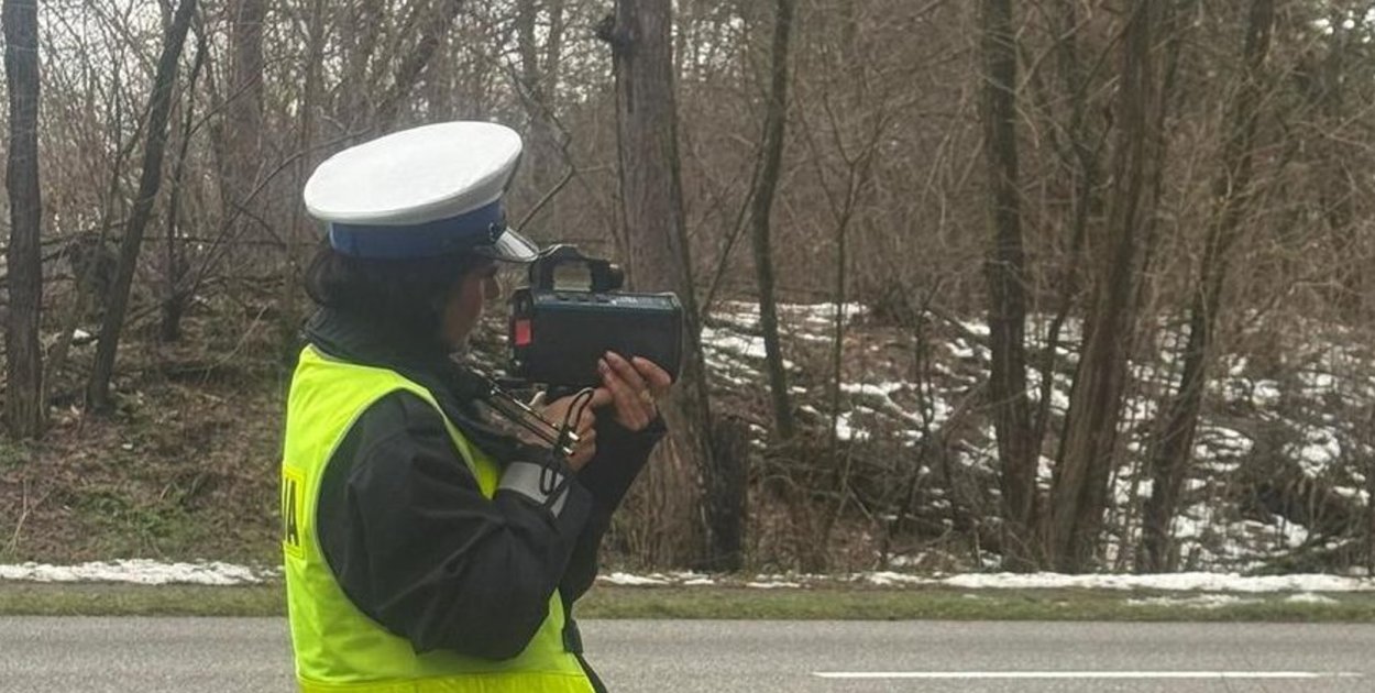 Pędził w obszarze zabudowanym. Kierowca stracił prawo jazdy