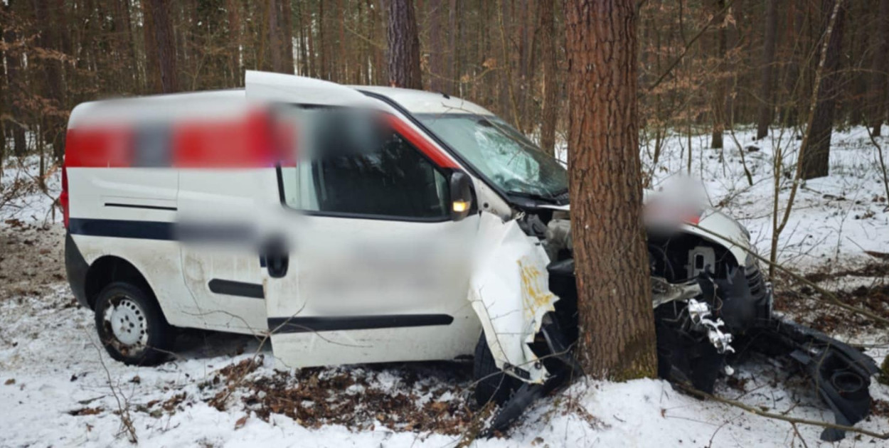 30-latek wjechał oplem w drzewo. Został przetransportowany do szpitala [ZDJĘCIA]