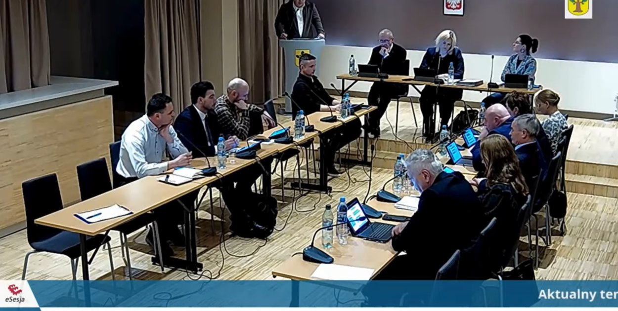 Spór o miejskie osiedla w Nowej Dębie. Emocjonalna debata nad skargą na burmistrza