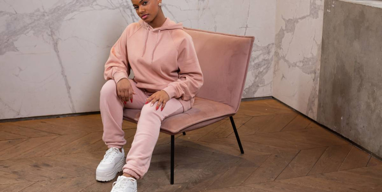 Dresy oversize czy dopasowane – jak dobrać fason do swojej sylwetki?