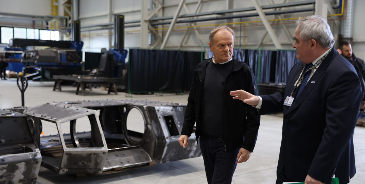 Donald Tusk w Stalowej Woli o „zakutych łbach”, politycy PiS o zaprzedaniu Niemcom