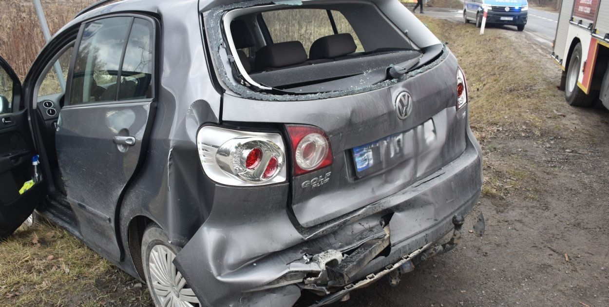 Zderzenie osobówki z samochodem ciężarowym w Stalach [ZDJĘCIA]