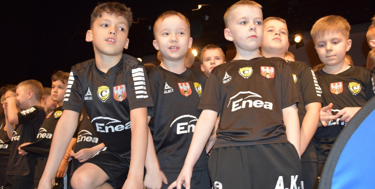 Kilkuset młodych piłkarzy znów może grać i trenować [FOTO]