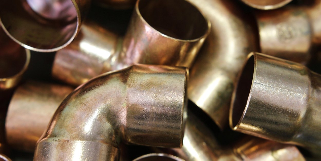 Trwałe połączenia rur i instalacji – jak dobrać spoiwo do łączenia elementów z mie