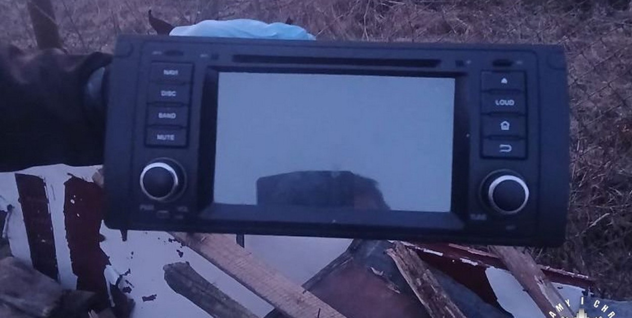 Policjanci odzyskali skradzione radio. Złodziej zabrał je z auta stojącego w...