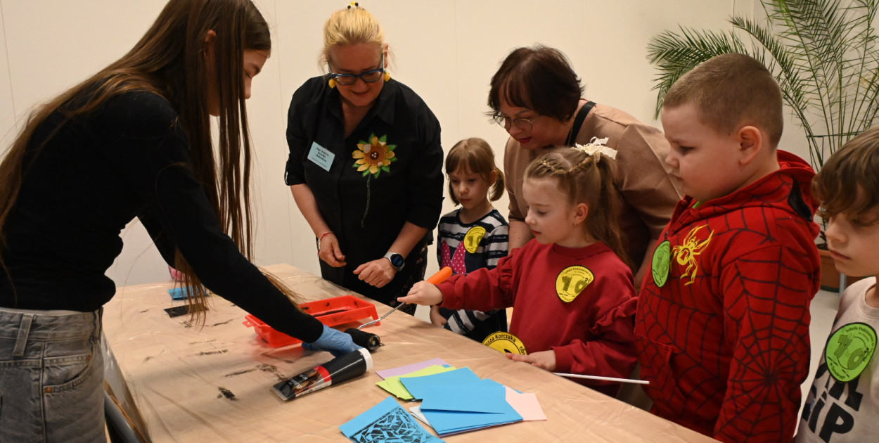 Przyszli pierwszoklasiści opanowali tarnobrzeską „Dziesiątkę” [ZDJĘCIA]