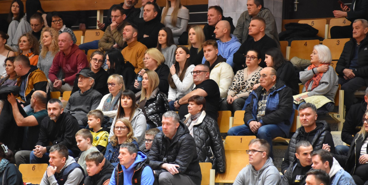 Kibice ponownie dopisali. Koszykarskie emocje w Tarnobrzegu [ZDJĘCIA]