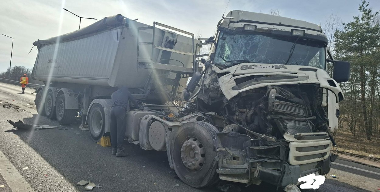 Zderzenie samochodów ciężarowych na DK9 w Nowej Dębie