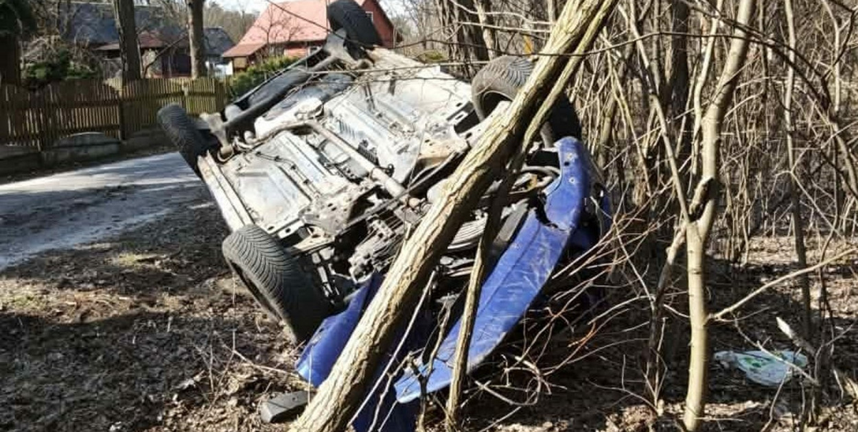 Groźne dachowanie w pow. staszowskim. 23-latka trafiła do szpitala