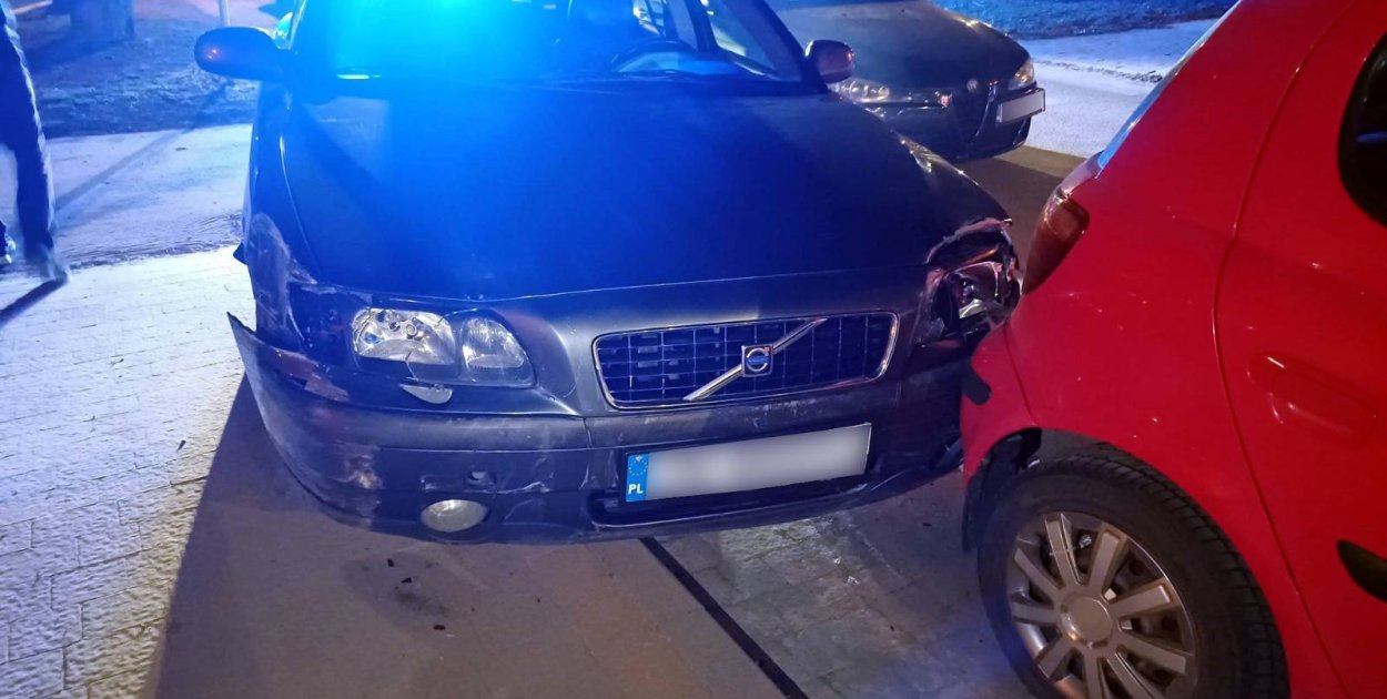 Policyjny pościg w Tarnobrzegu. Kierowca volvo uciekł [ZDJĘCIA]