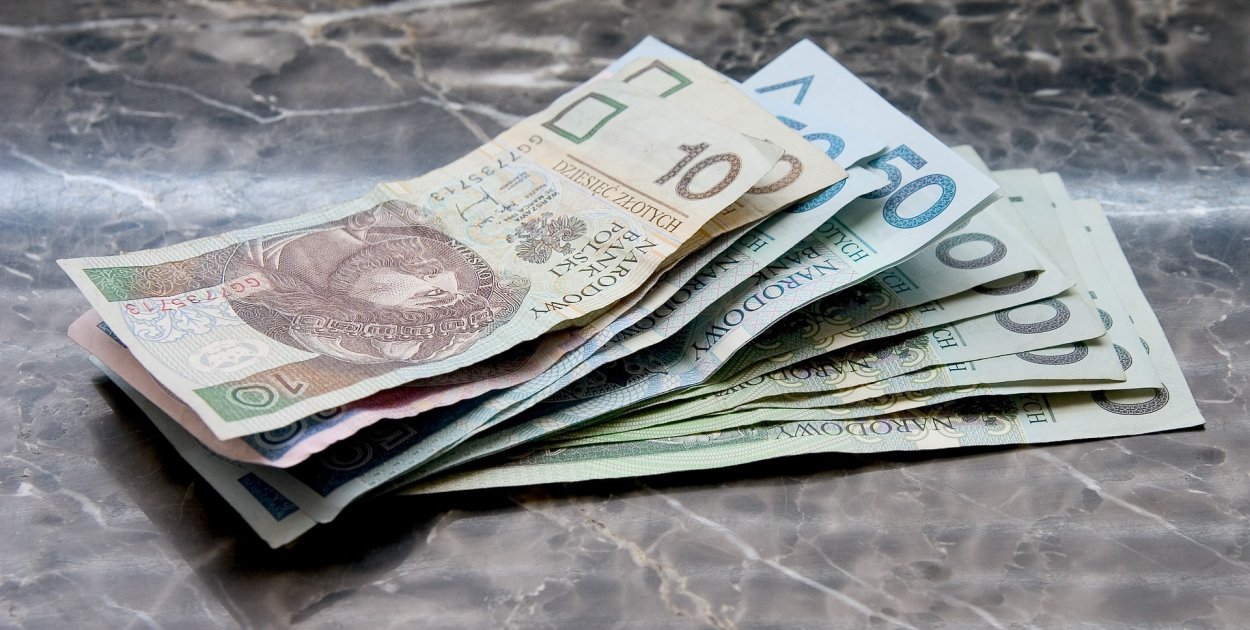 Mężczyzna znalazł znaczną sumę pieniędzy w Tarnobrzegu. Przekazał je policji