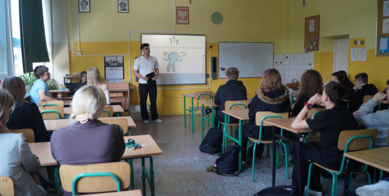 Młodzież mówi o hejcie. Warsztaty uczniów „Kopernika” w SP nr 10 w Tarnobrzegu