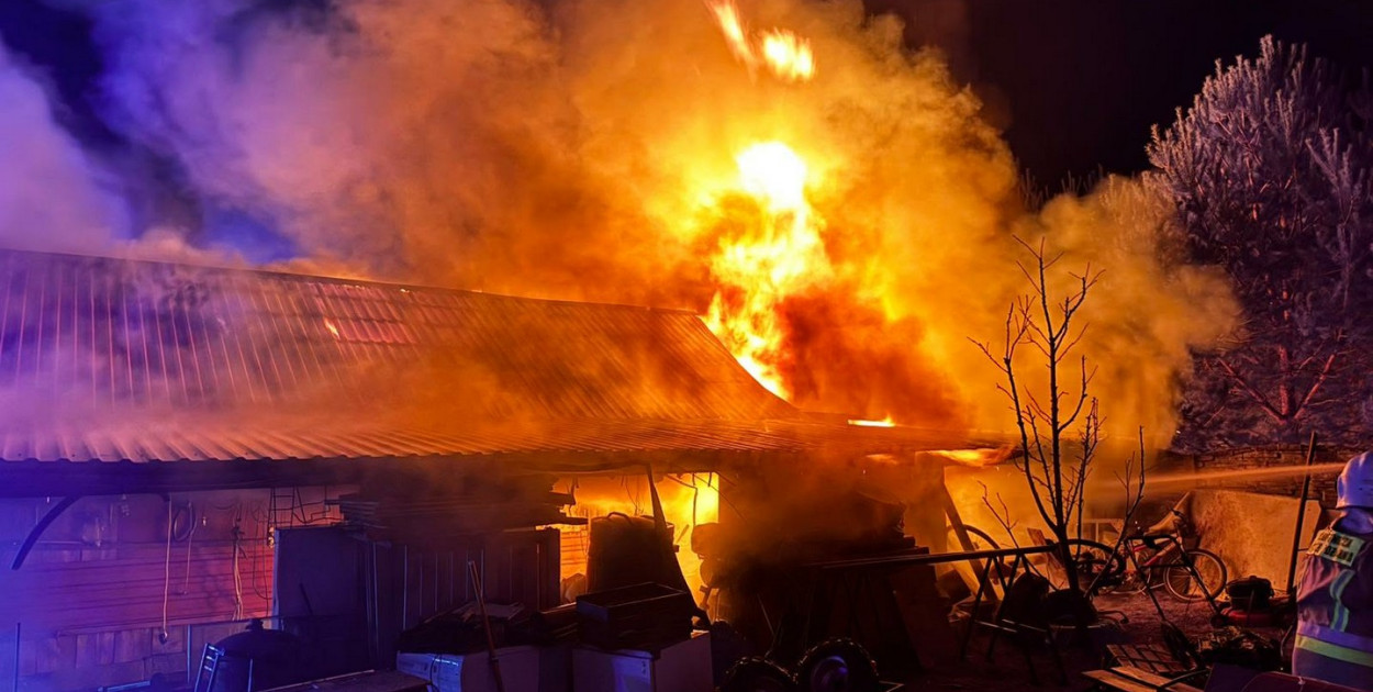 Groźny pożar pod Staszowem. Z ogniem walczy sześć zastępów straży [ZDJĘCIA]