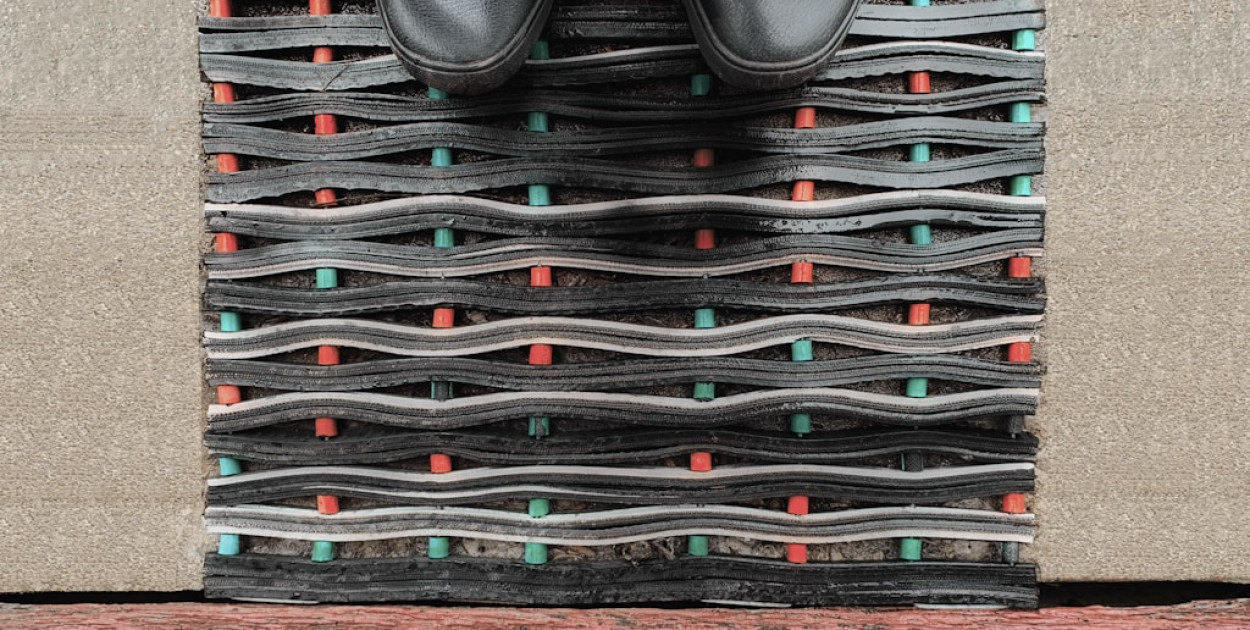 Wycieraczki w domu i przestrzeni publicznej – jak wybrać najlepsze rozwiązanie?