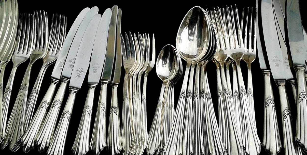 Porządek w szufladzie – jak zorganizować sztućce, żeby rano nie szukać łyżeczki?