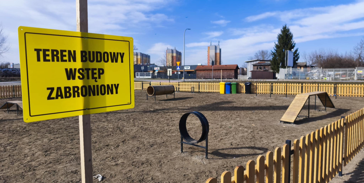 Psi plac zabaw w Tarnobrzegu czynny, ale z tabliczką "zakaz wstępu"