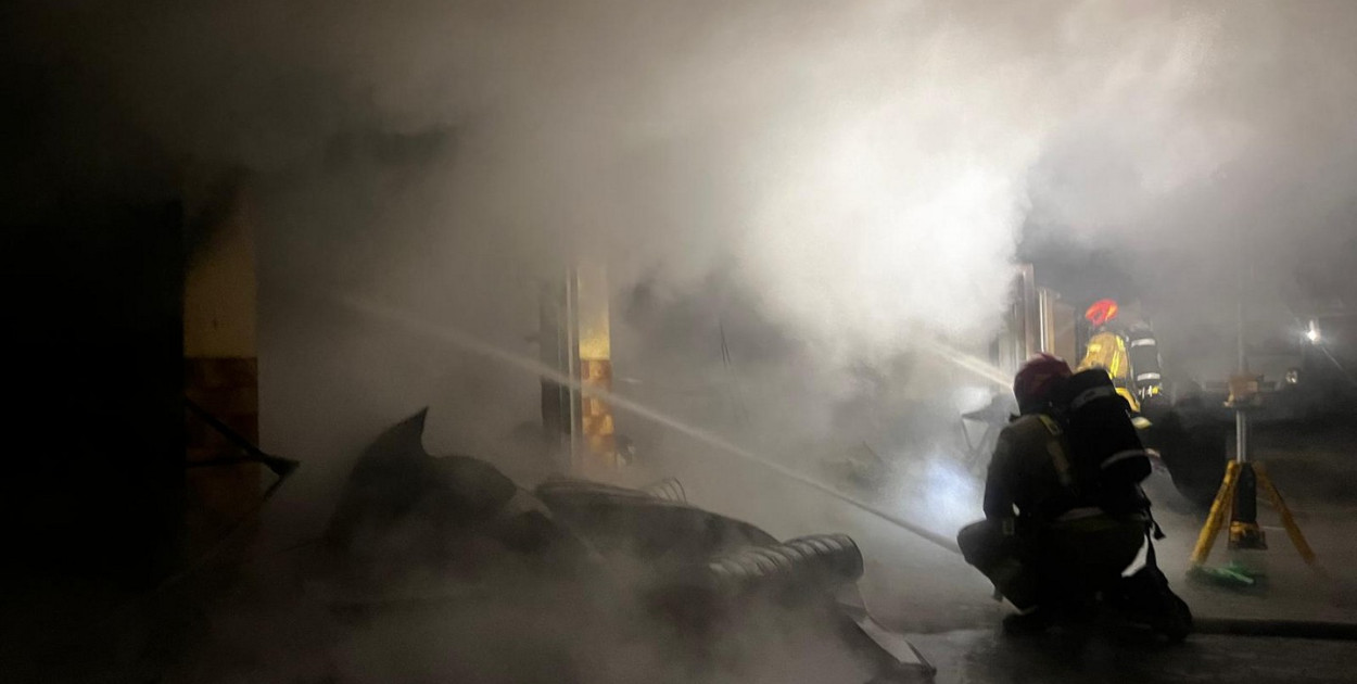 Pożar garażu przy piekarni w Bogorii. Z ogniem walczy kilka zastępów straży