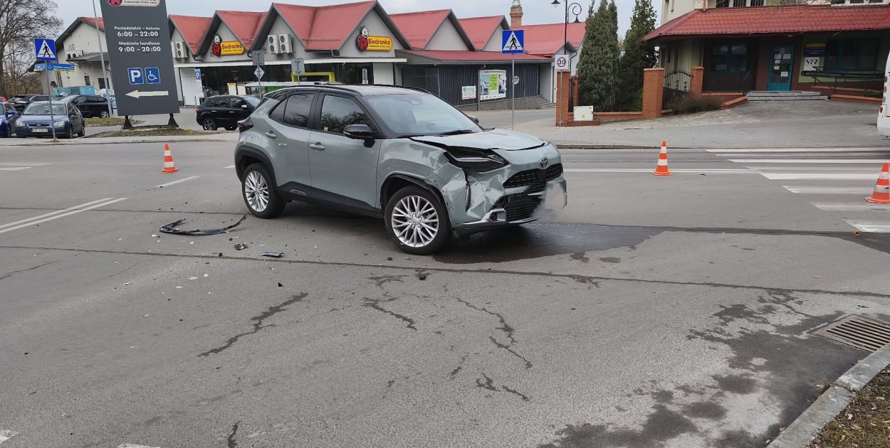 Wypadek obok komendy policji w Tarnobrzegu [ZDJĘCIA]