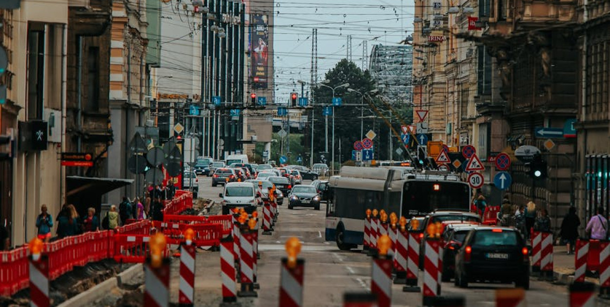 Nowoczesna kontrola wjazdu – czym są słupki automatyczne?