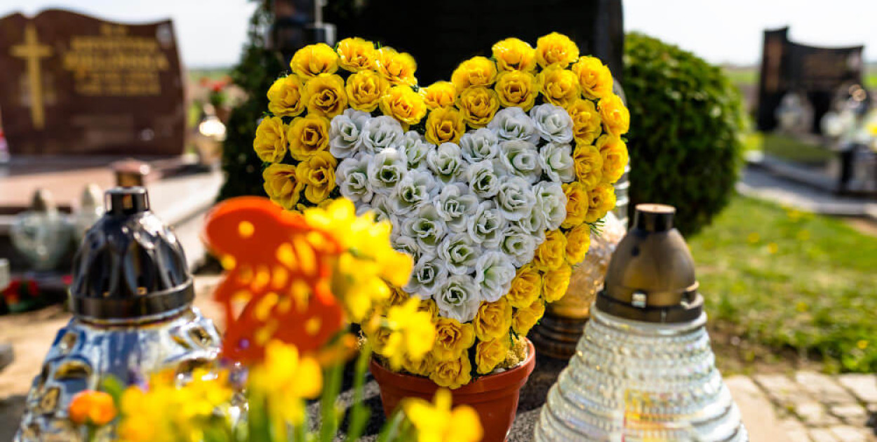 Znicze LED Zniczownia.pl: Bezpieczna i trwała alternatywa na wiosenne wieczory...