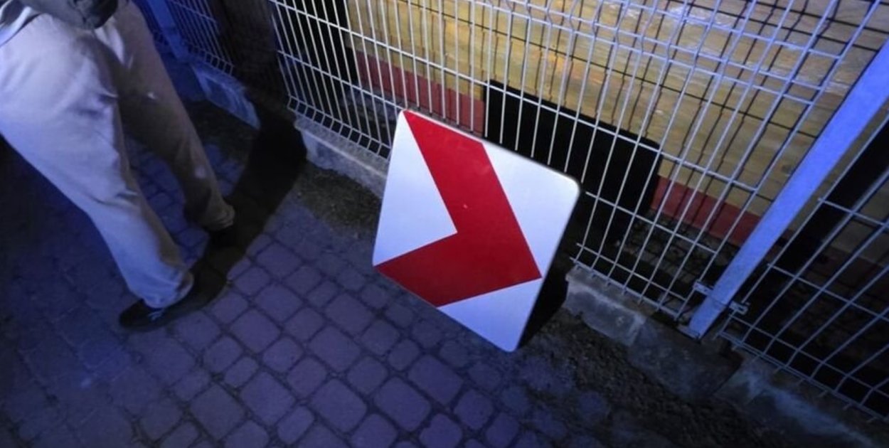Niósł znak drogowy przez miasto. 17-latek z Połańca miał nietypowy pomysł