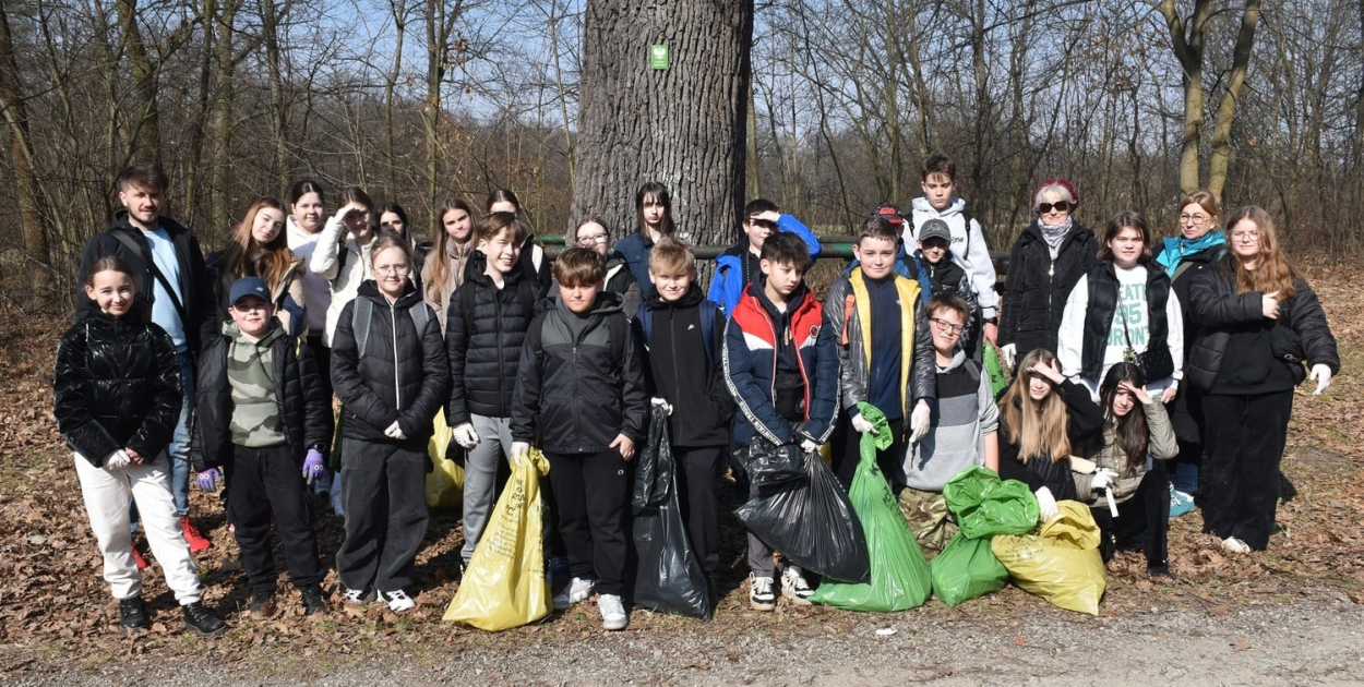 Zamiast wagarów, sprzątanie. Uczniowie posprzątali Zwierzyniec i tereny nad Wisłą