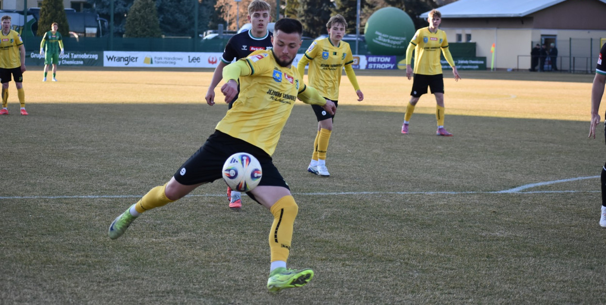 Siarka przegrała z Chełmianką [ZDJĘCIA] [TABELA]