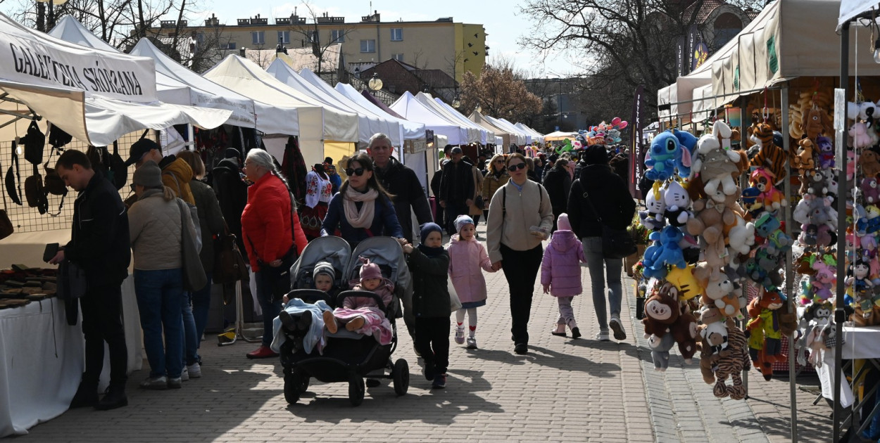Trwa Jarmark Wielkanocny w Tarnobrzegu: Sprawdziliśmy, co warto kupić i... [FOTO]
