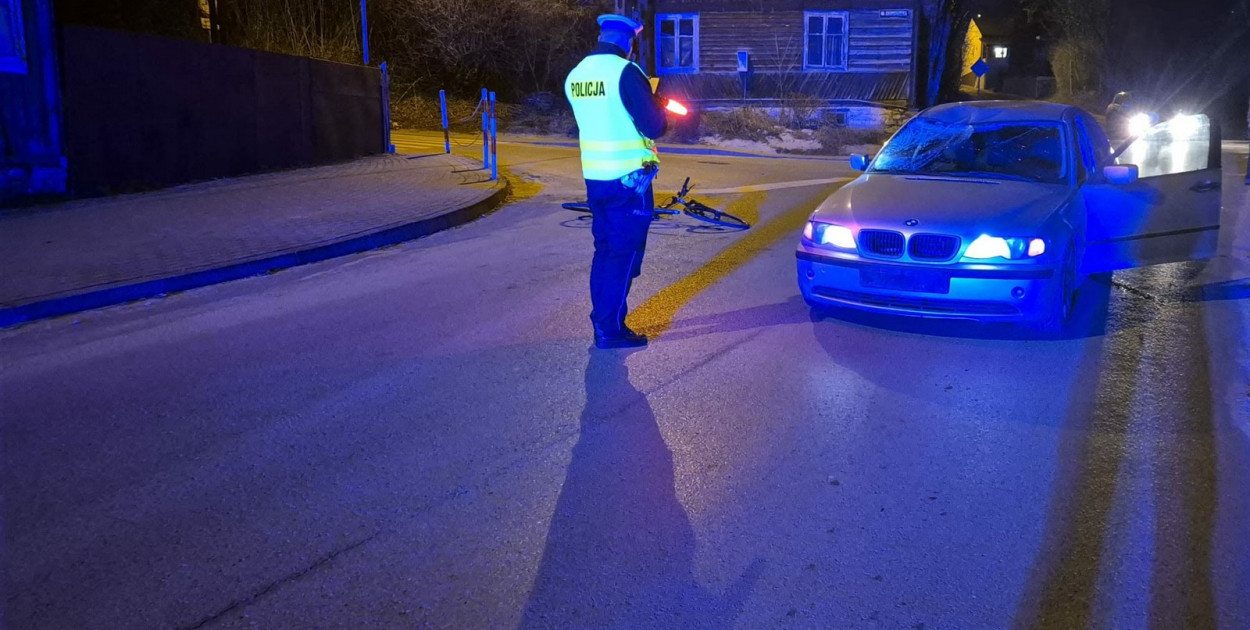 Rowerzysta wjechał w BMW. Miał prawie 2 promile. W ciężkim stanie trafił do...