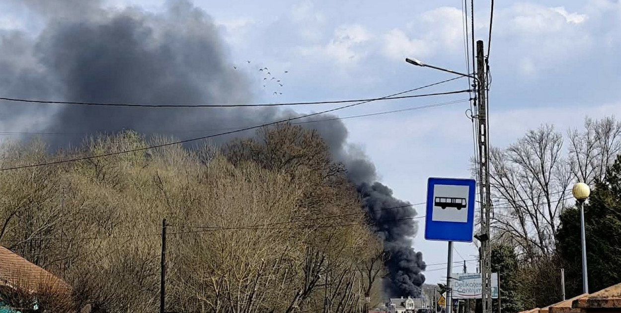 Wielki pożar opon pod Staszowem. Z ogniem walczy siedem zastępów straży [FOTO]