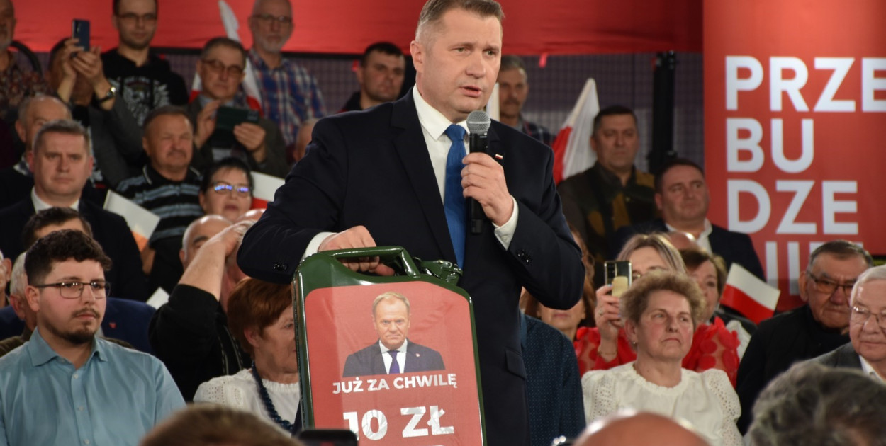 Przemysław Czarnek spotkał się z sympatykami w Staszowie. Przywiózł kanister z...