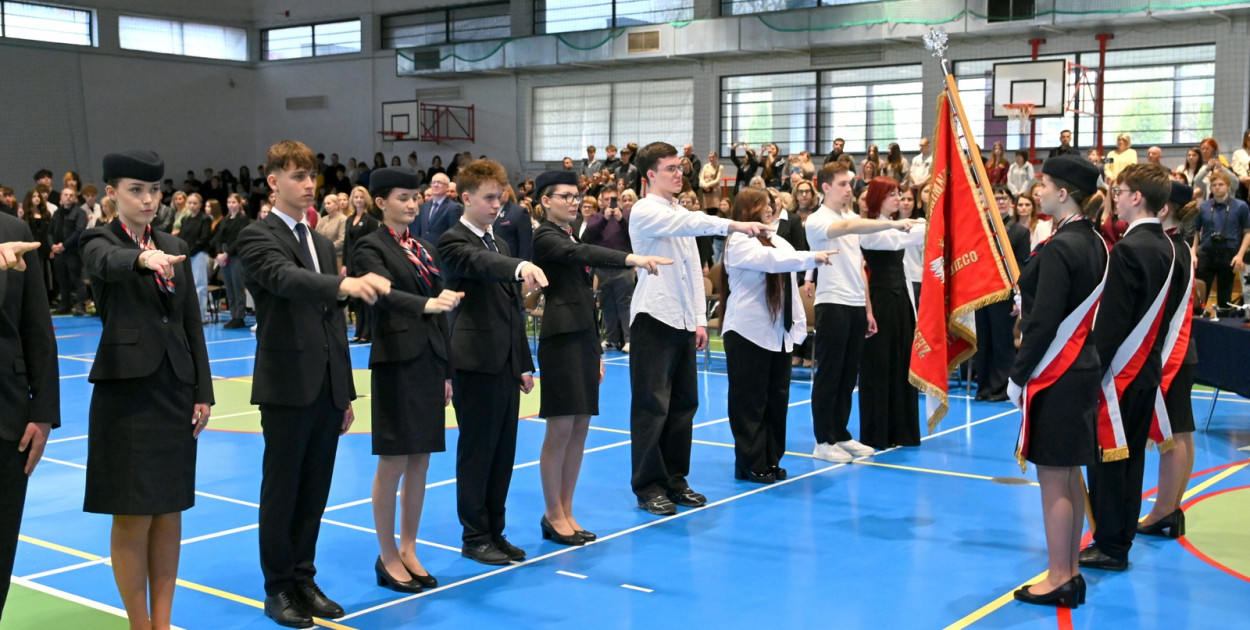 Uczniowie I klas tarnobrzeskiej "Prymasówki" złożyli ślubowanie [ZDJĘCIA]