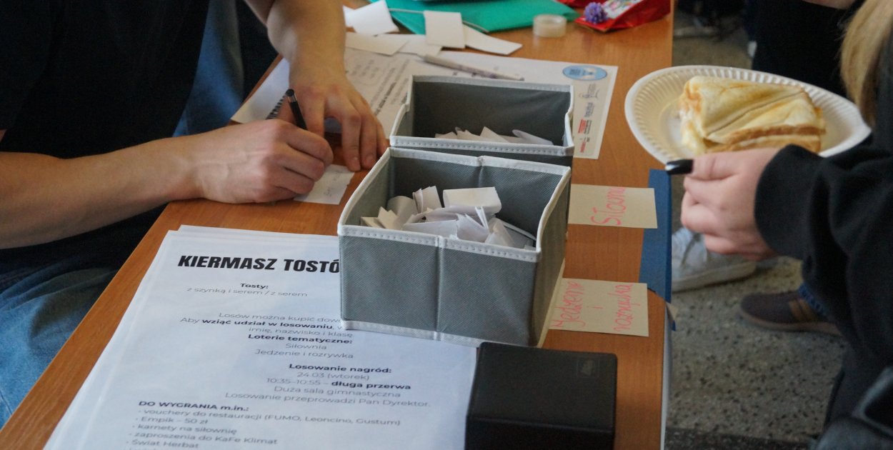 Tosty, loteria i nagrody. Uczniowie „Kopernika” wspierają Echo Ciszy