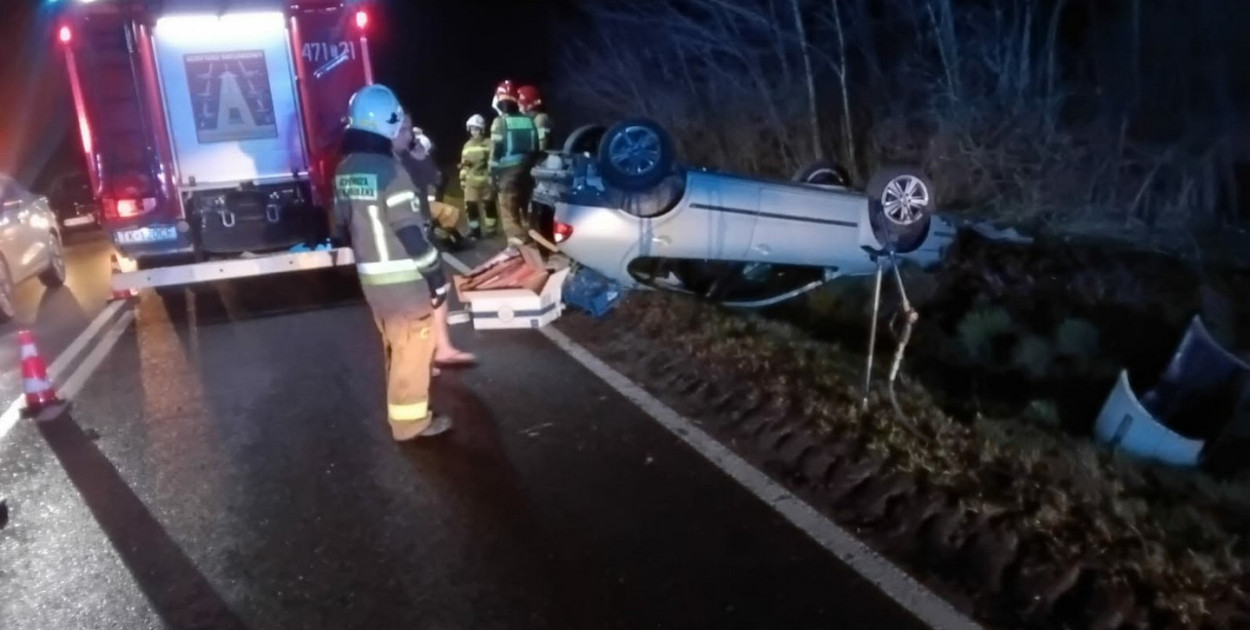 Groźne dachowanie na DK79 w Koprzywnicy. Kierowca osobówki trafił do szpitala