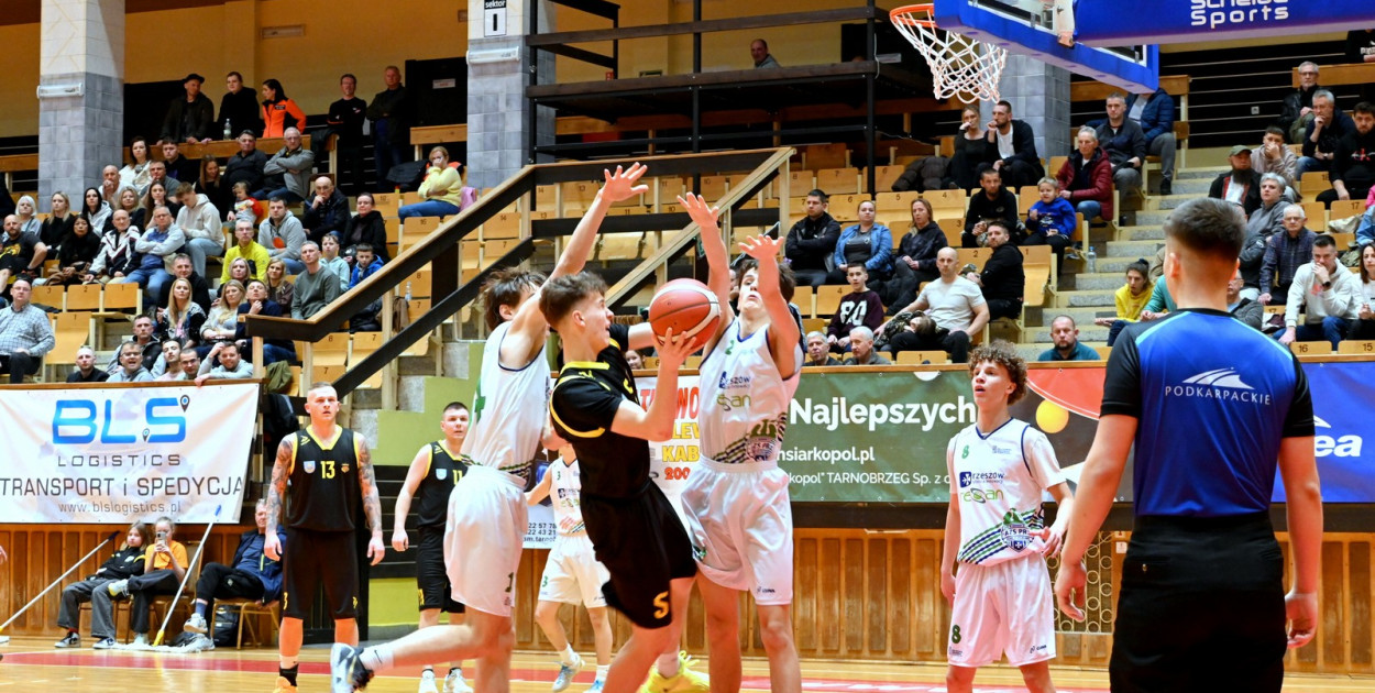 Koszykarze MKKS Siarki Tarnobrzeg pokonali AZS Politechnika Rzeszowska