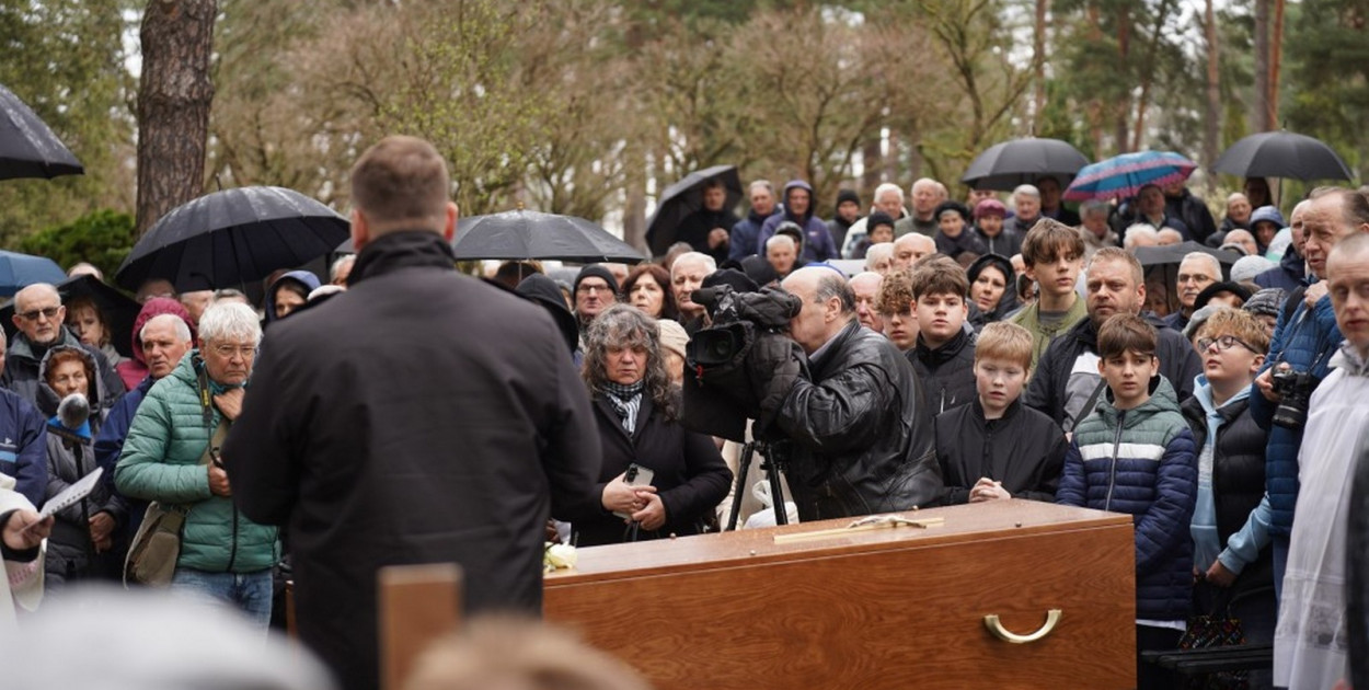 Tłumy pożegnały w Stalowej Woli zmarłego ks. prałata Jana Kozioła [ZDJĘCIA]