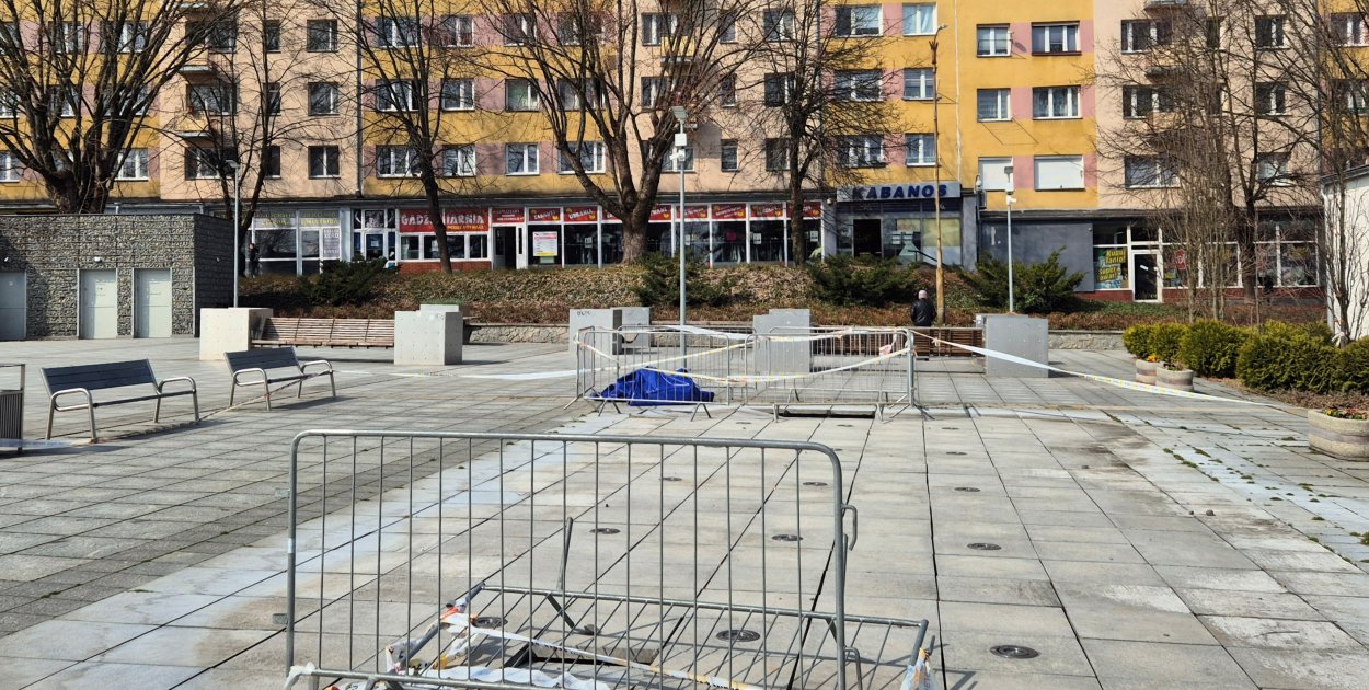 Samochód zniszczył fontannę. Miasto zapowiada naprawę