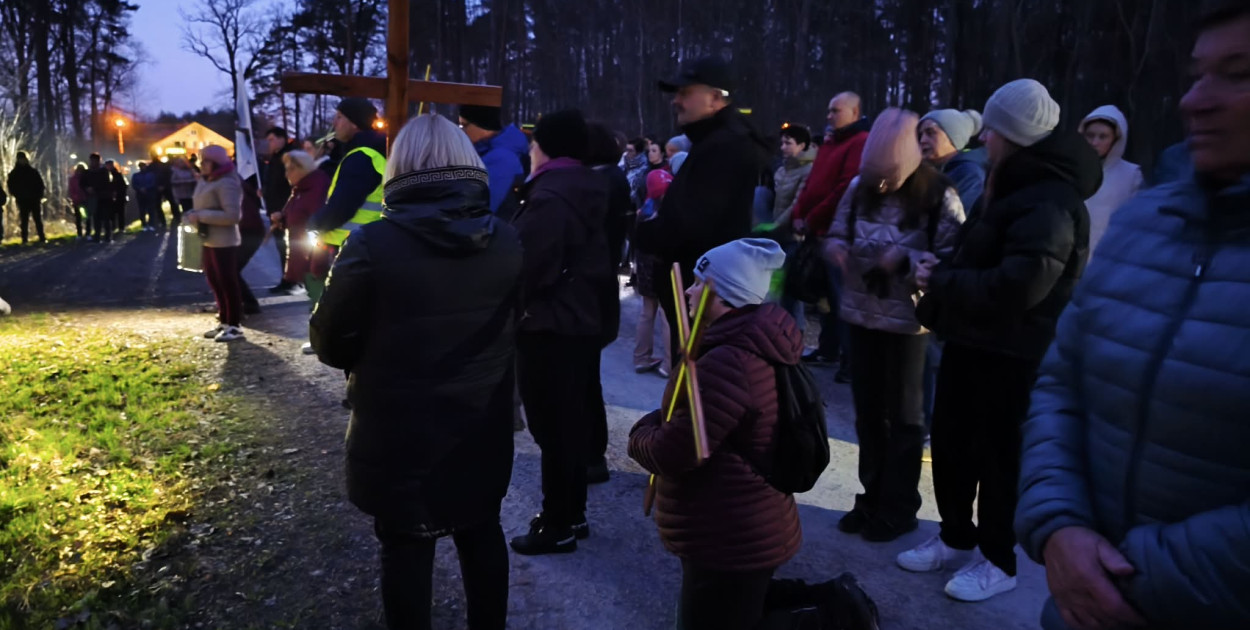 Setki wiernych przeszły Plenerową Drogę Krzyżową w Wielki Piątek w Jadachach