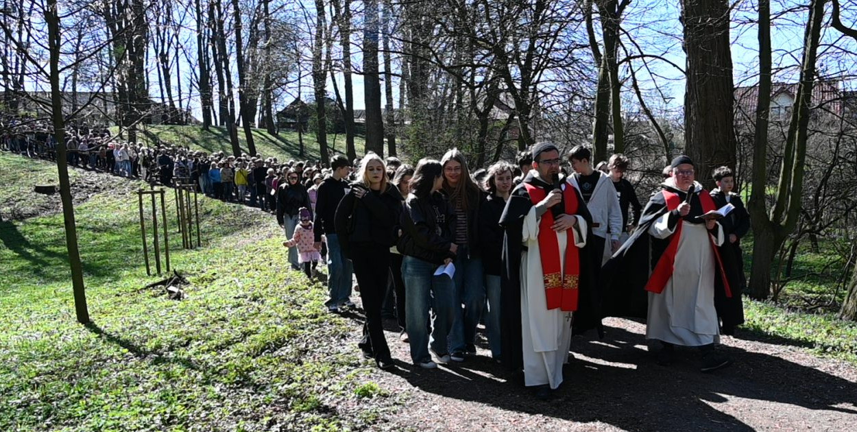 Wielkopiątkowa Droga Krzyżowa w parku dzikowskim w Tarnobrzegu [ZDJĘCIA]
