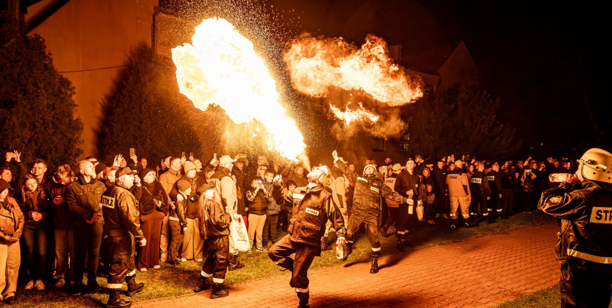W Koprzywnicy znów niebo rozświetliły bziuki. Niesamowita oprawa procesji