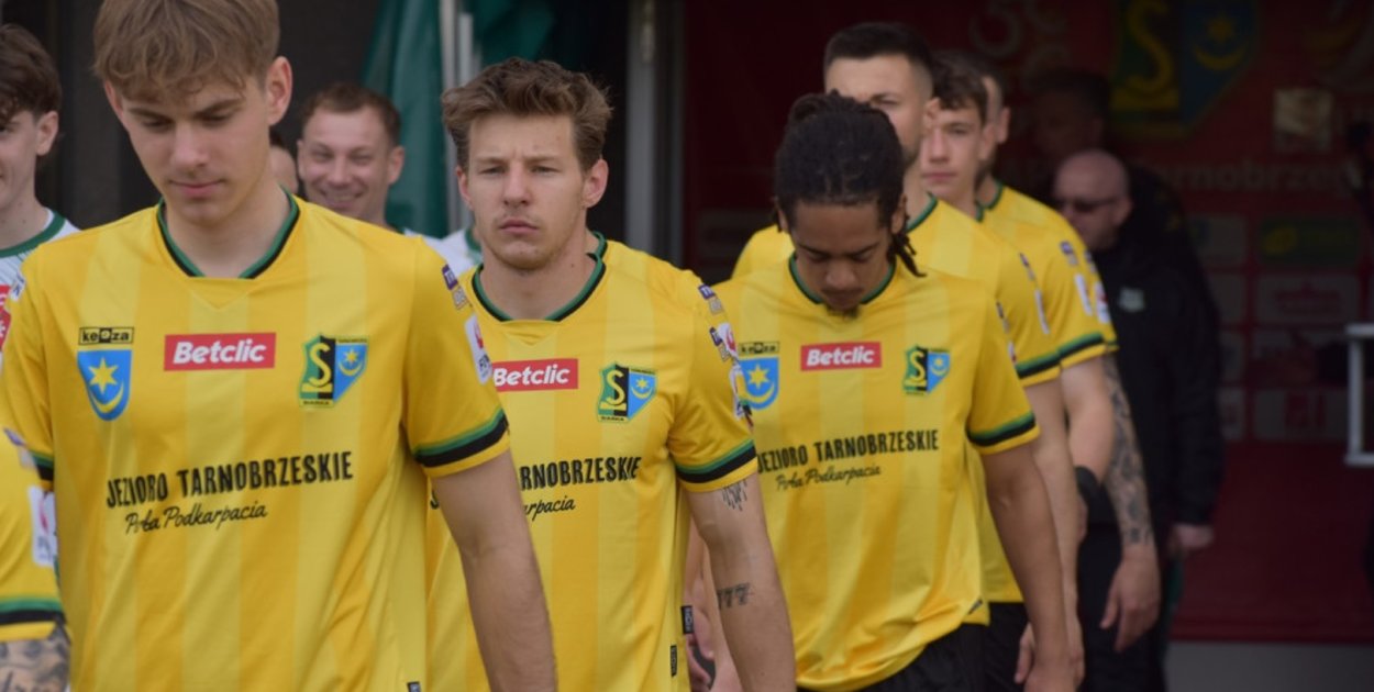 Siarka jedzie po rewanż. Trudny wyjazd do Podlasia [TABELA]