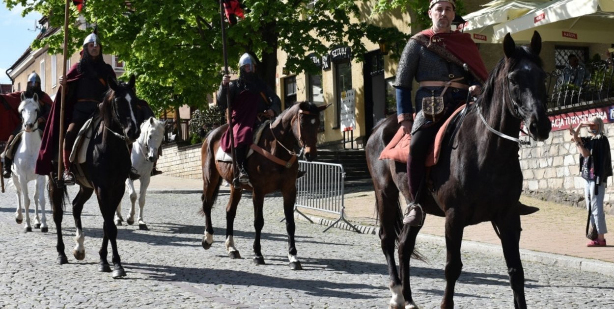 Inauguracja sezonu turystycznego z rycerzami