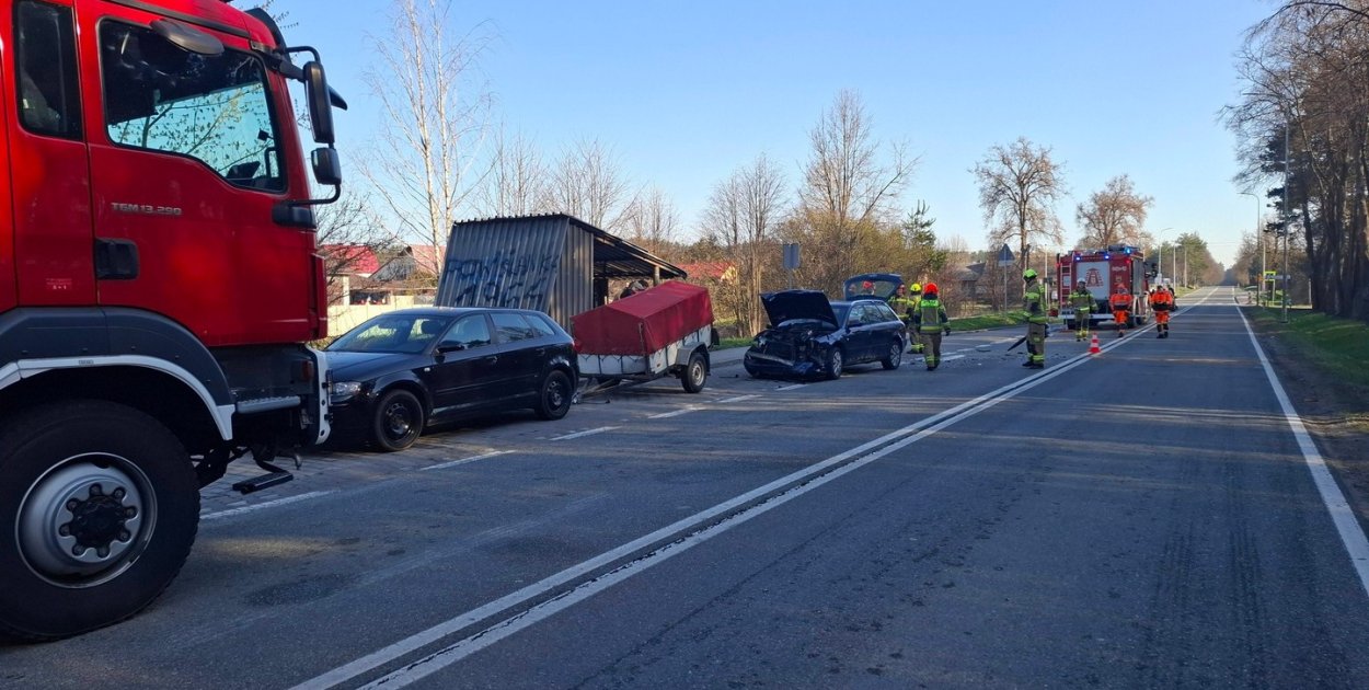 Karambol na DK79. Młodzi kierowcy byli nietrzeźwi. Jeden jechał bez uprawnień