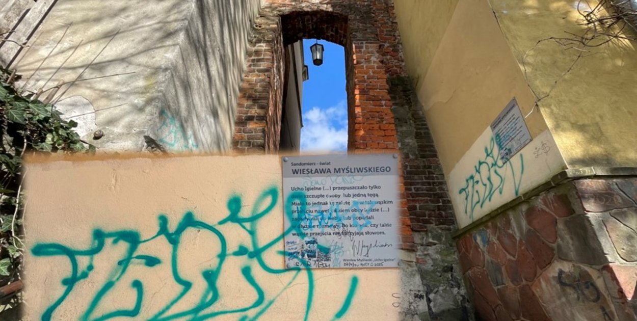 Ślady wandalizmu w Uchu Igielnym. Pomazana tabliczka z cytatem