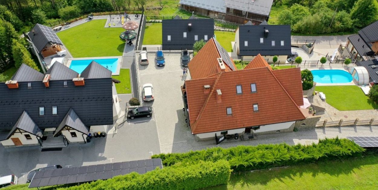 Noclegi w górach z basenem — gdzie szukać idealnego miejsca na wypoczynek