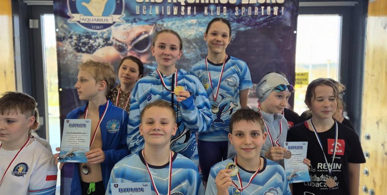 Dominacja Delfina i waleczne Piranie: świetne występy w lidze pływackiej